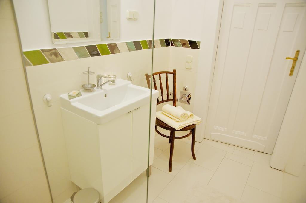 Apartman Door Family