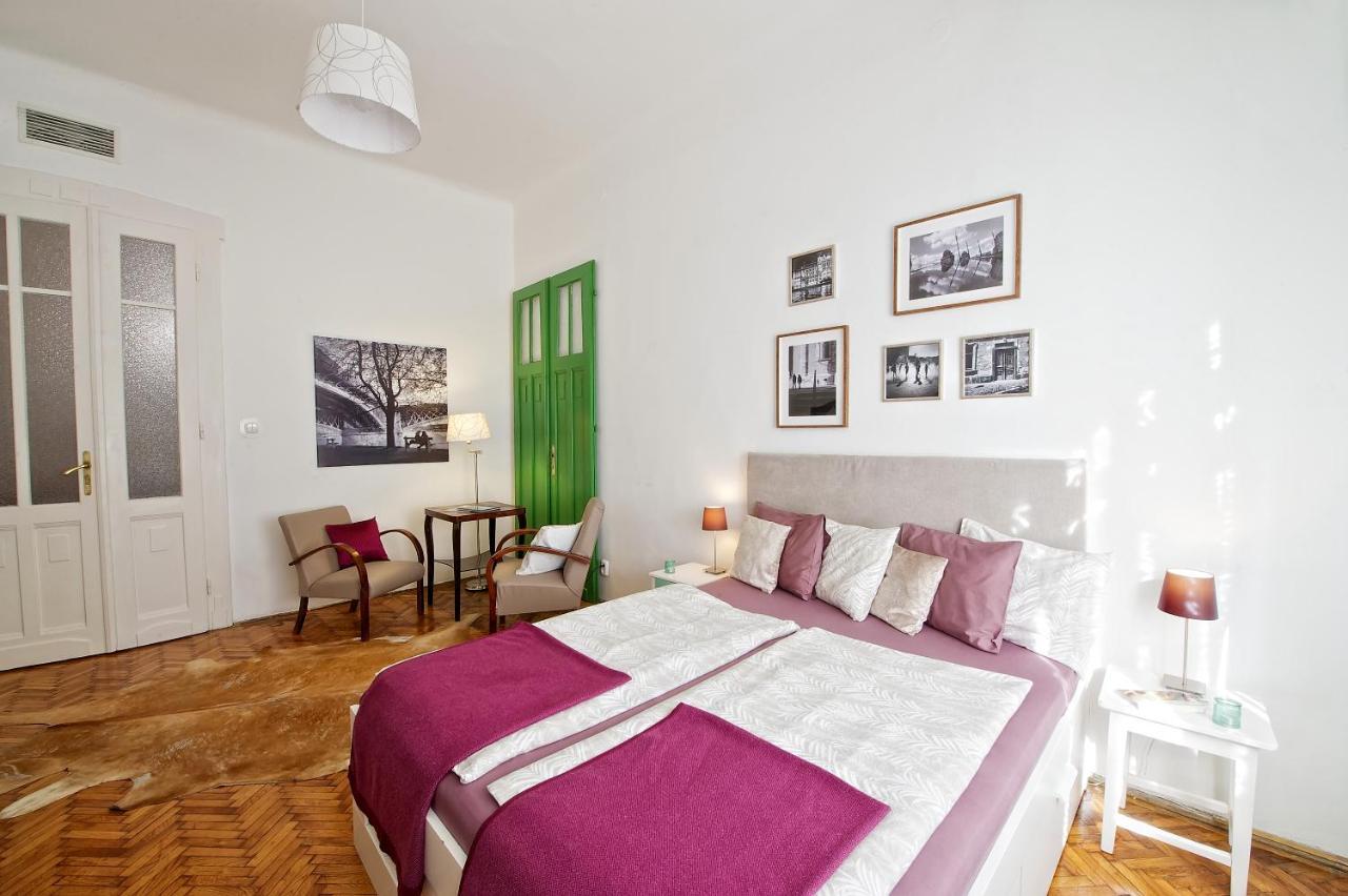 Apartman Door Family